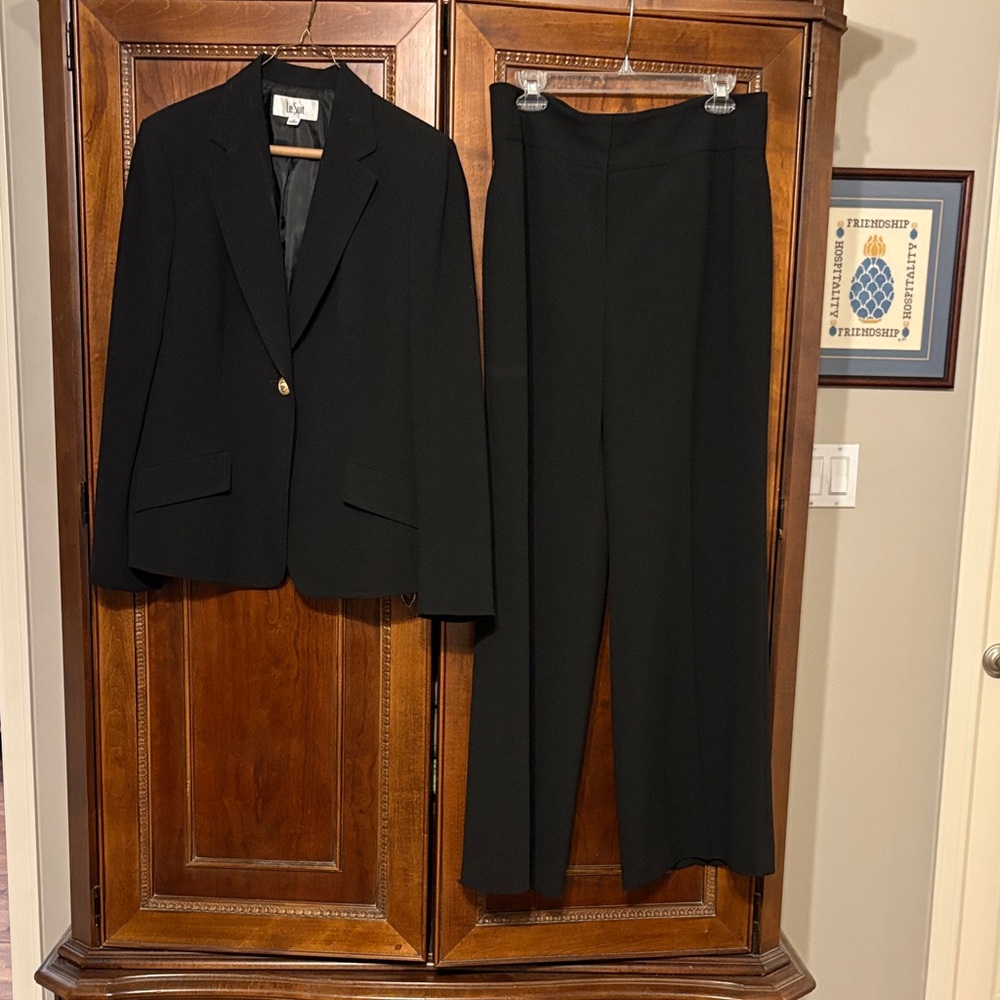 Le Suit Women's Black Blazer with Gold Button - Picture 8 of 10
